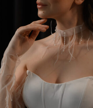 Choker feather light